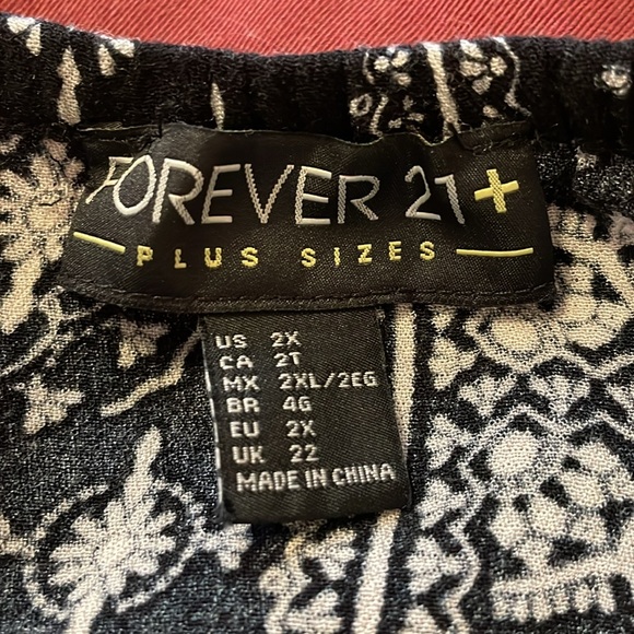 Forever 21 Bohemian Black & White Crop Top Size 2X - Picture 9 of 10